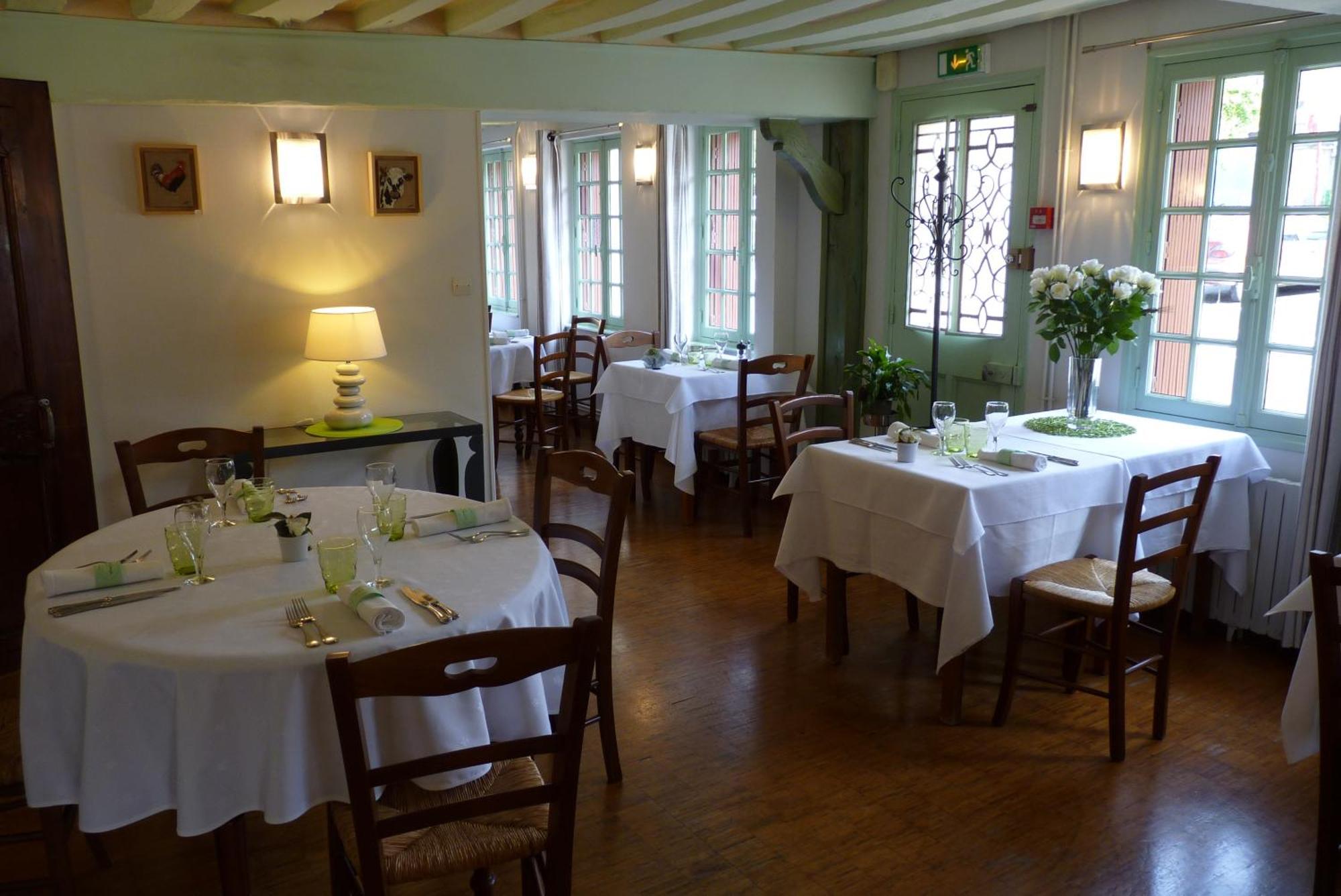 Hotel-Restaurant La P'Tite Auberge Lillebonne Exteriör bild