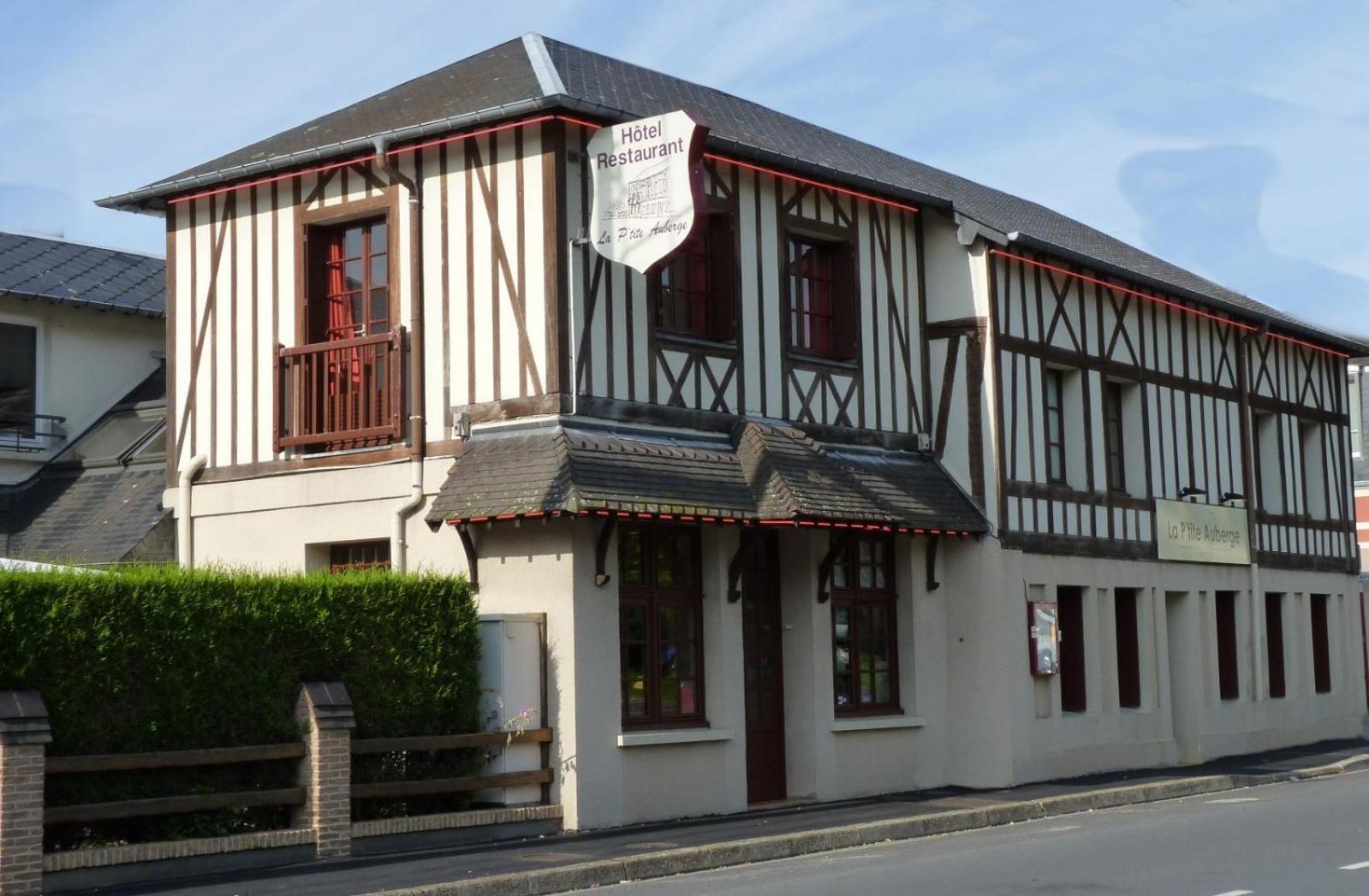 Hotel-Restaurant La P'Tite Auberge Lillebonne Exteriör bild