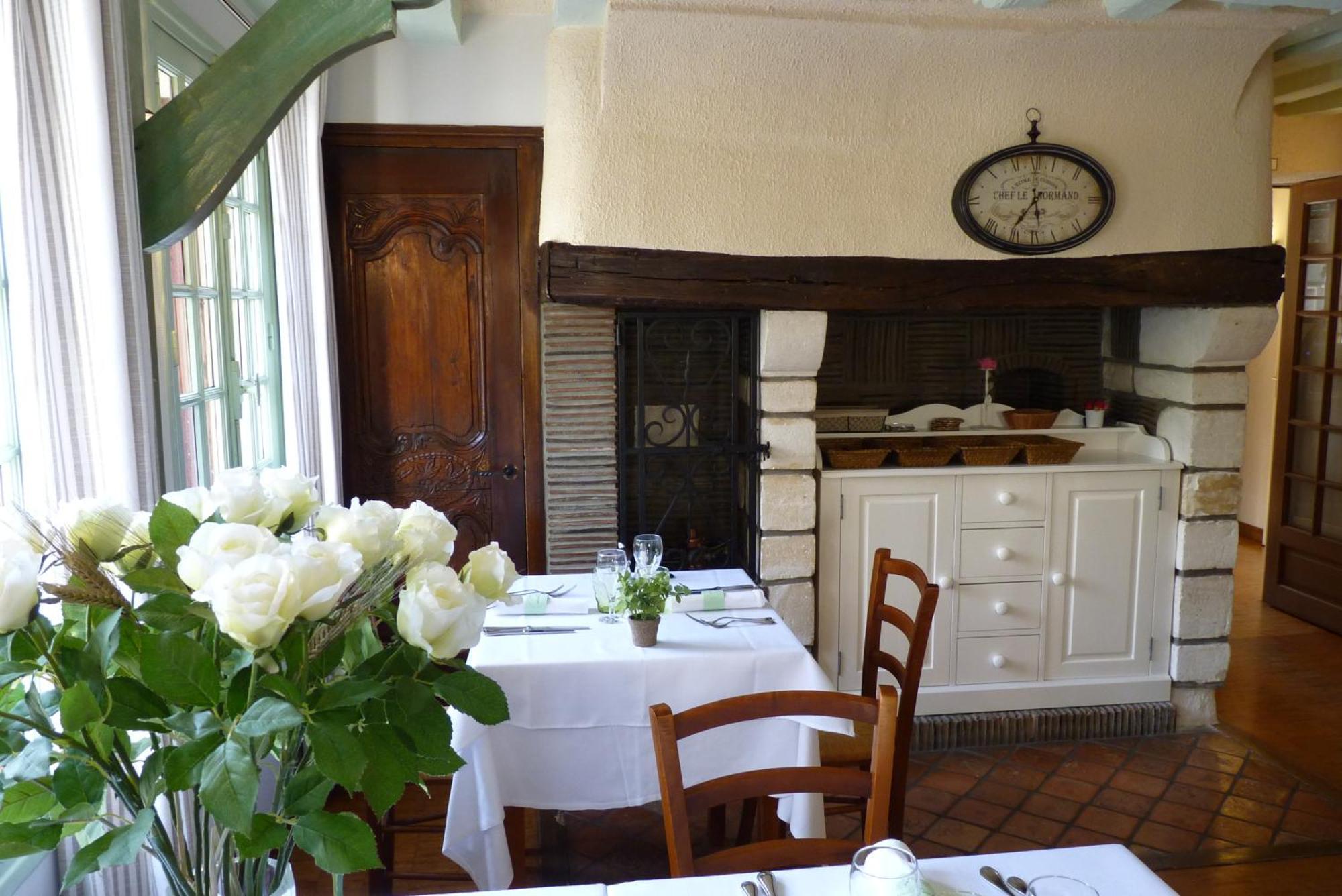 Hotel-Restaurant La P'Tite Auberge Lillebonne Exteriör bild