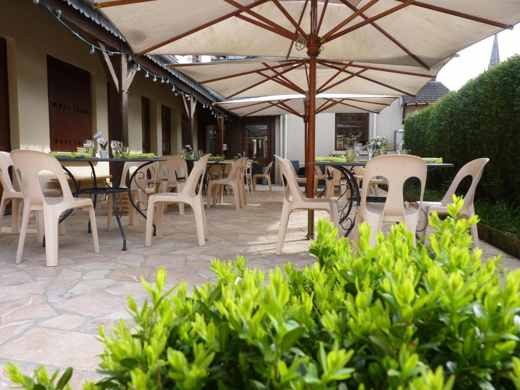 Hotel-Restaurant La P'Tite Auberge Lillebonne Exteriör bild